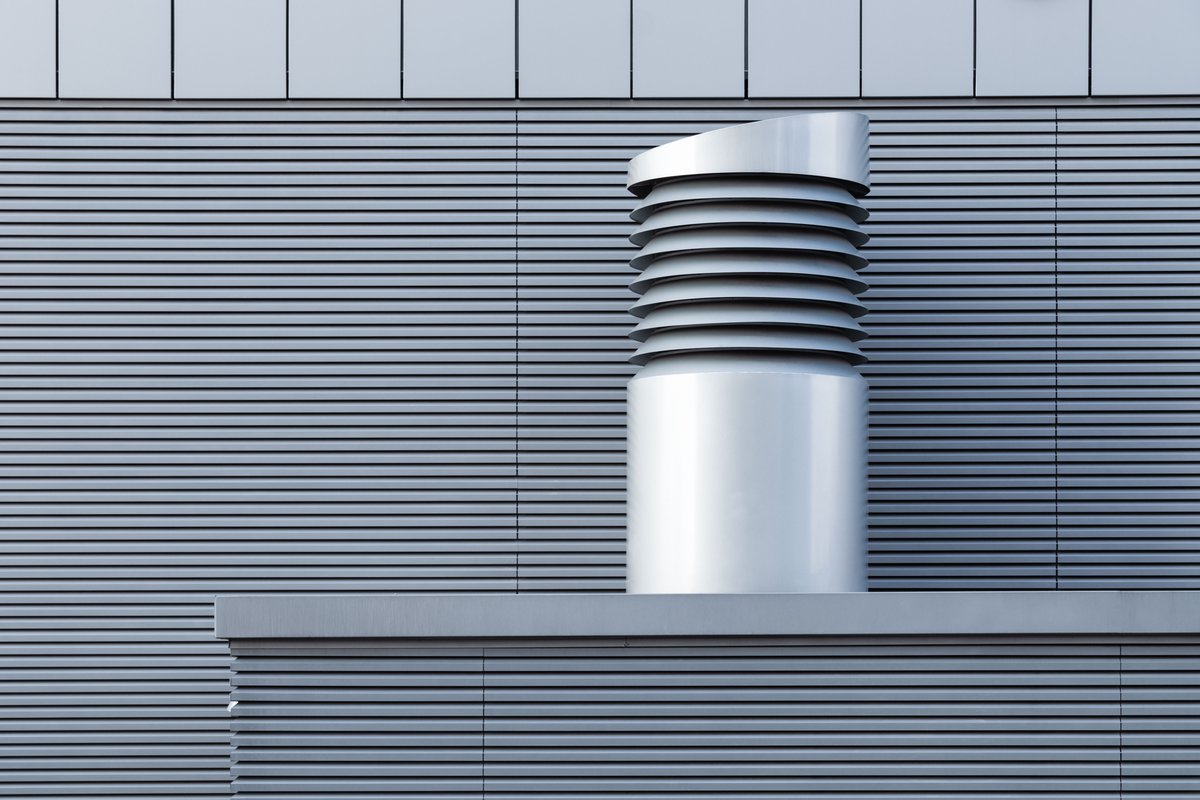 Sortie de ventilation en toiture d'un bâtiment moderne