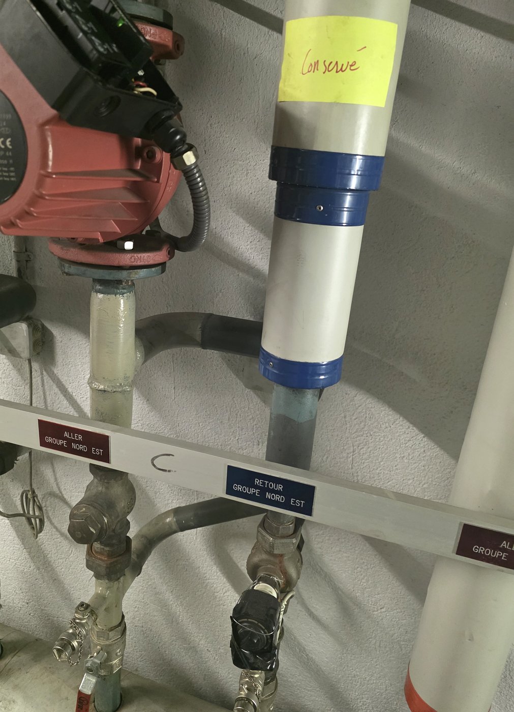 La pompe en cause, sur le collecteur « aller / retour » de son groupe — trois étages sous la chambre qui se plaint.