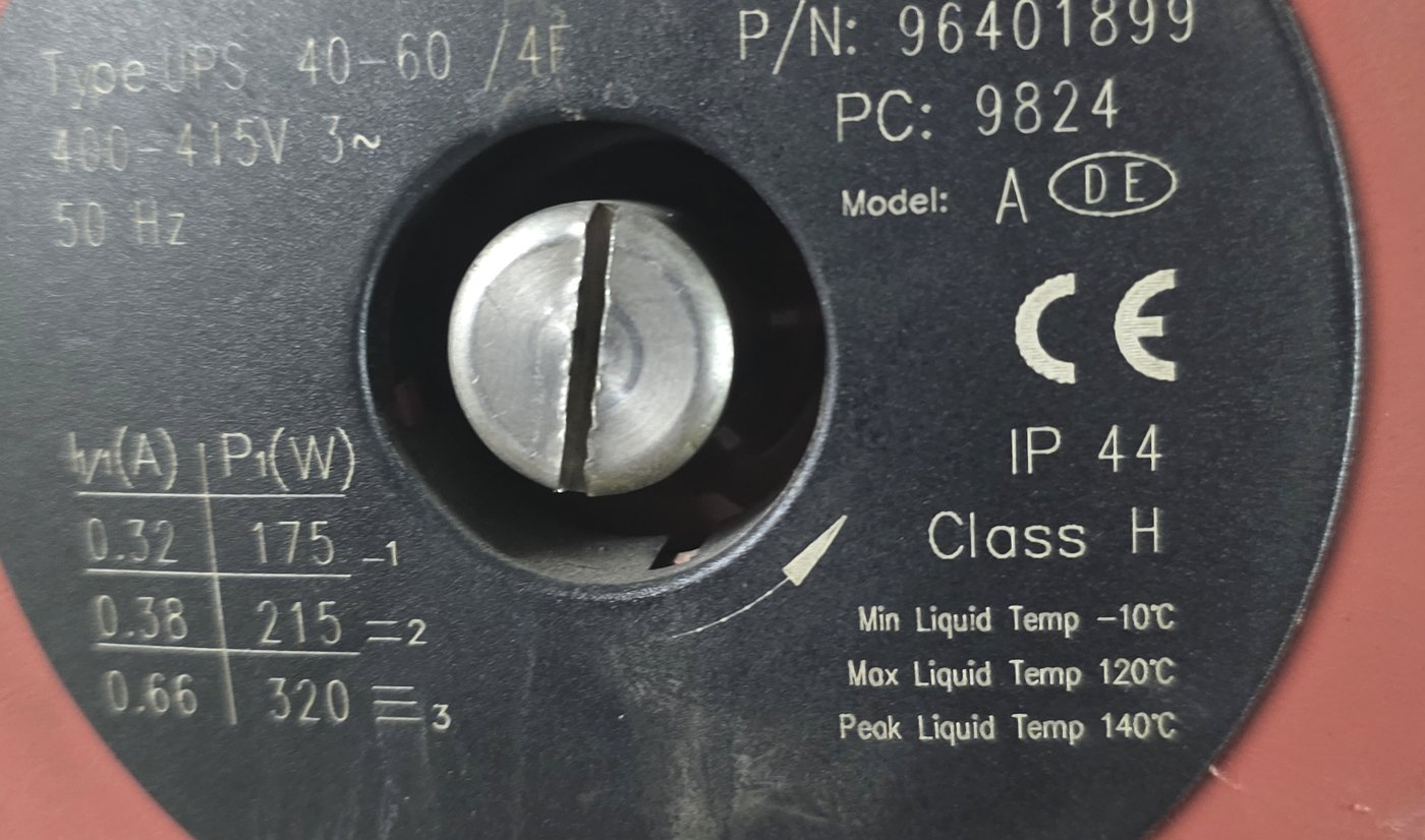 La plaque tranche l’âge de l’appareil : « PC : 9824 », c’est-à-dire la semaine 24 de 1998. À gauche, la petite table donne les trois vitesses — 175, 215 et 320 watts.