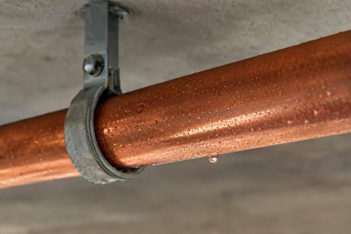 La condensation apparaît dès qu’une surface passe sous le point de rosée de l’air. Sur un plafond rafraîchissant, c’est la limite à ne jamais franchir — quelle que soit la chaleur du jour.