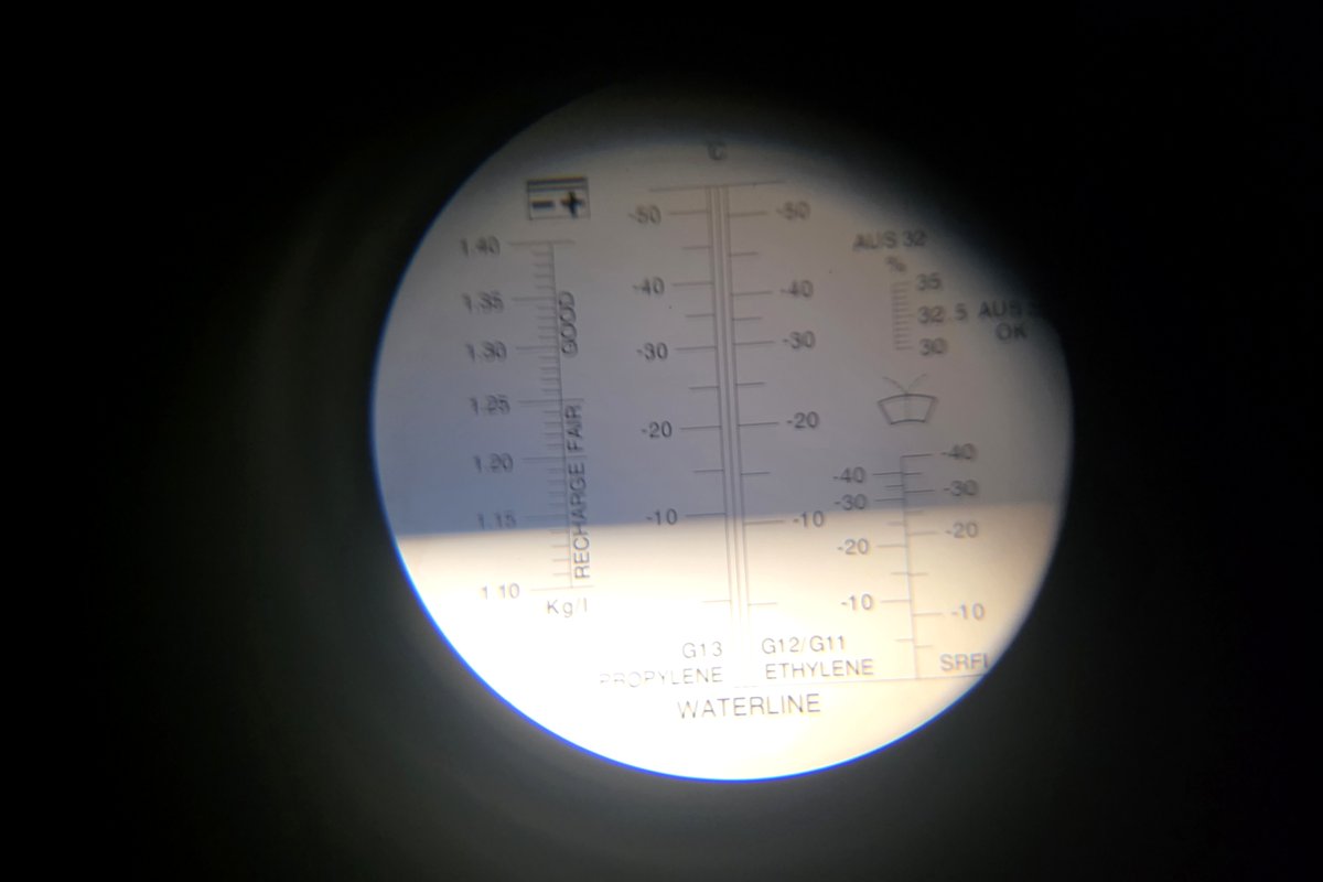 Le réfractomètre, sur l’échelle du propylène glycol : la protection est remontée à −10 °C après l’appoint. Pas assez pour l’hiver — d’où le second passage prévu avant les gels.