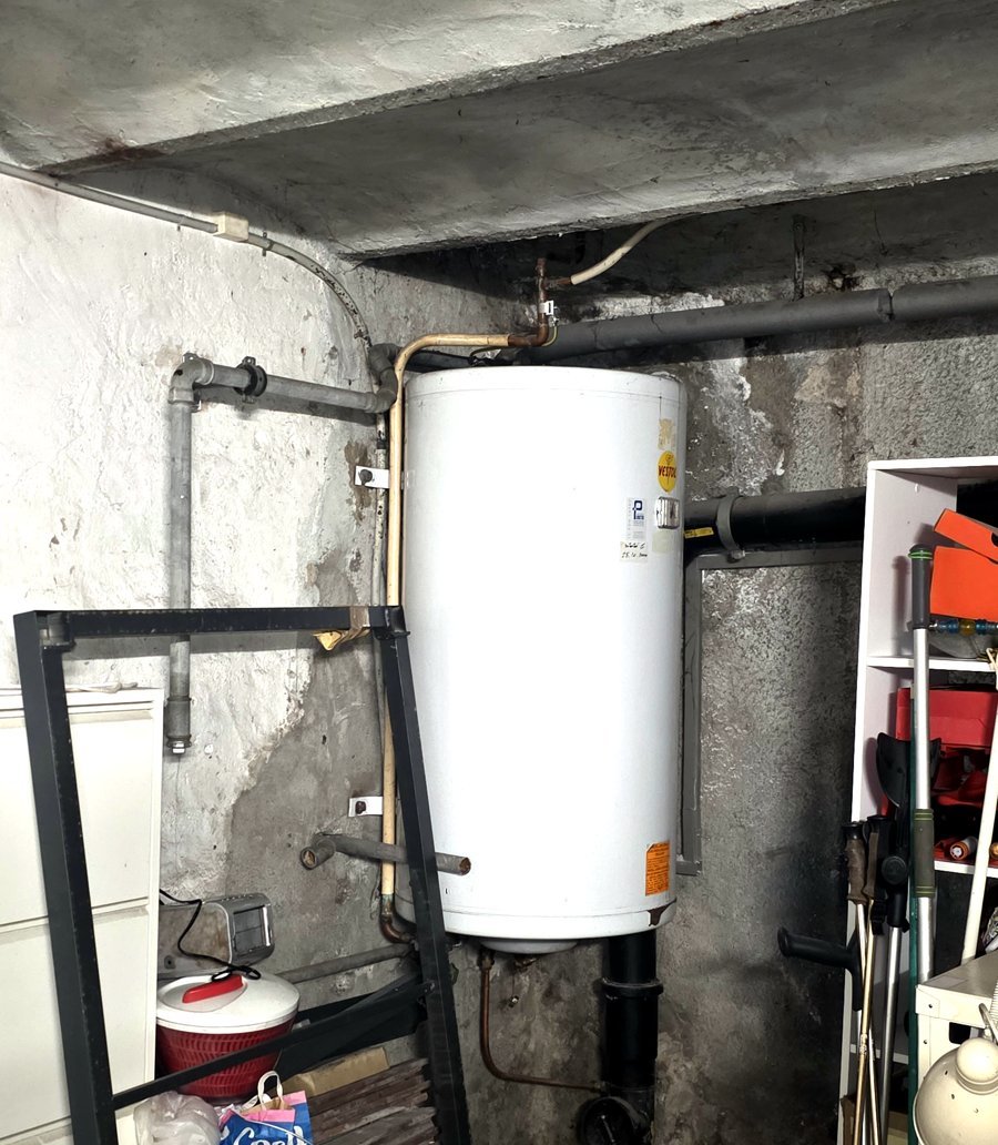La cave du studio : un boiler électrique de plus de vingt ans, et beaucoup d’air autour. C’est la première chose qu’on regarde avant de parler pompe à chaleur.