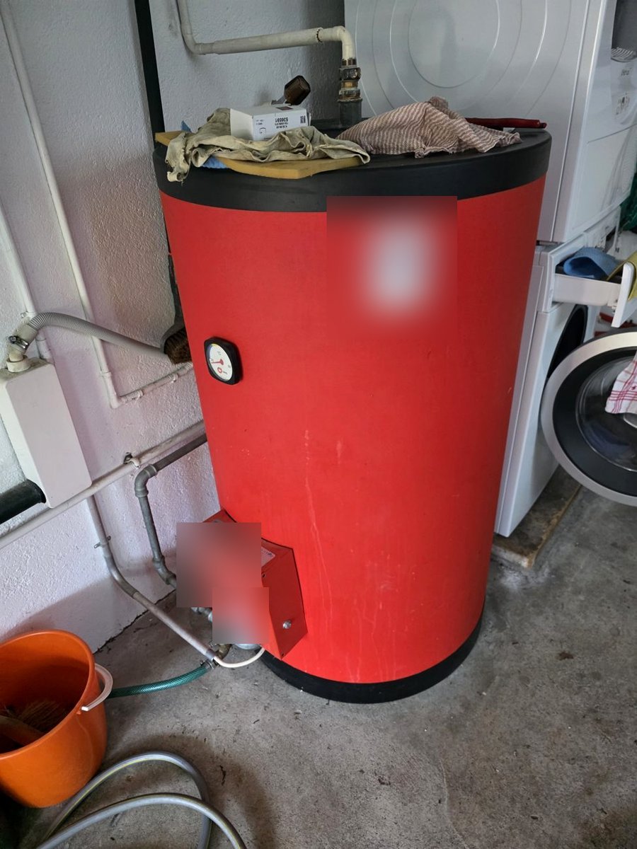 L’ancien chauffe-eau électrique de 200 litres, dans le garage : vingt-sept ans de service, et une fuite.