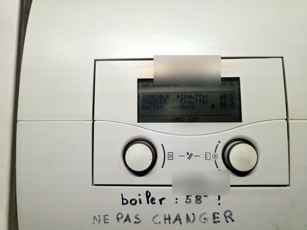 Le régulateur : deux circuits de chauffage et le boiler. Sous l’écran, la consigne d’eau chaude protégée à la main.