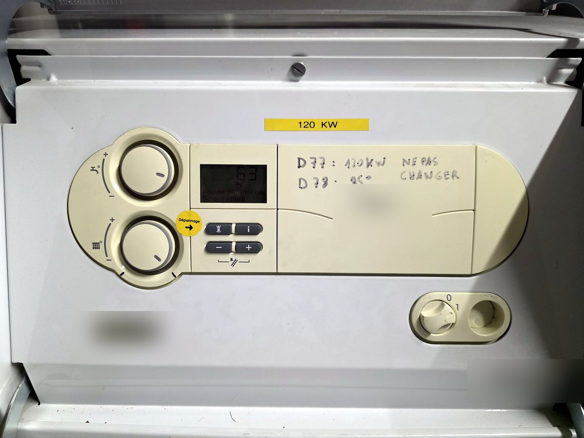 La façade de la chaudière : un paramètre limité à 120 kW alors que la plaque en annonce 160, et une consigne écrite au feutre pour que personne n’y touche.