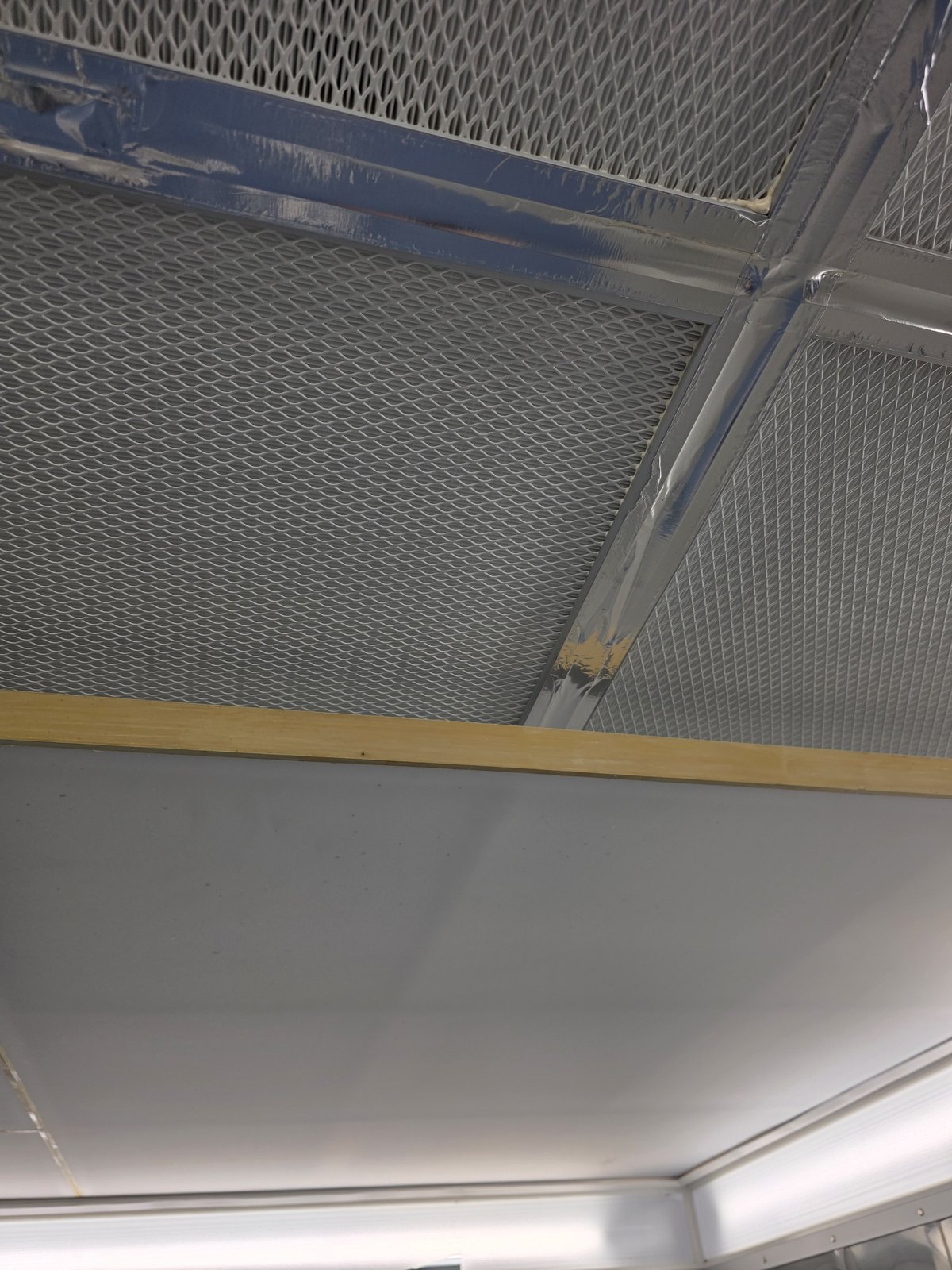 Plafond à flux laminaire d'une salle d'opération avec filtres HEPA H14 neufs et joints scellés au ruban aluminium