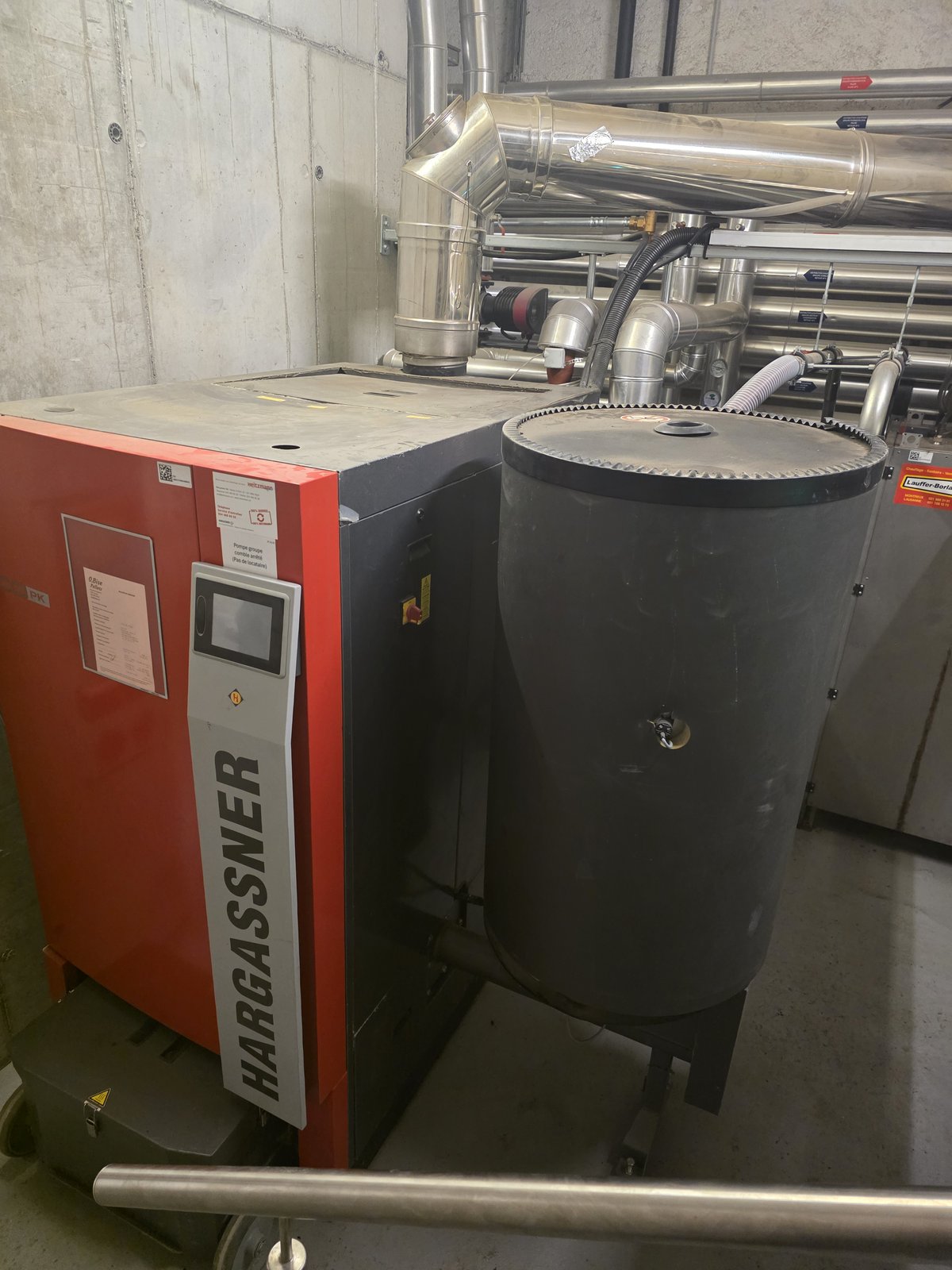 Chaudière à gaz murale de 2001 dans la cave d'une maison lausannoise, avant son remplacement