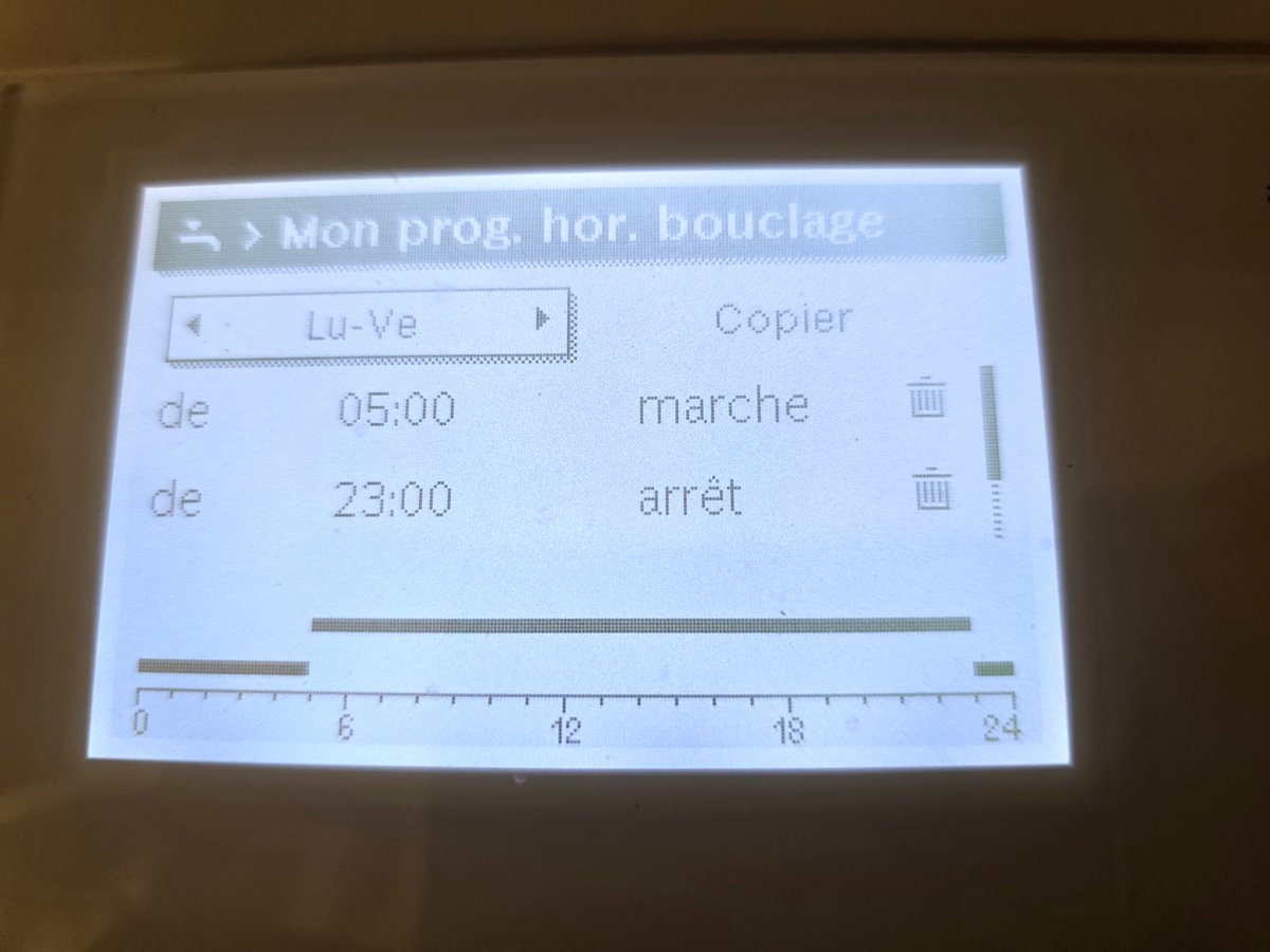 Programmation du bouclage d'eau chaude sanitaire : marche 05:00, arrêt 23:00. Le genre de réglage qui économise chaque nuit — et qui doit figurer au rapport.