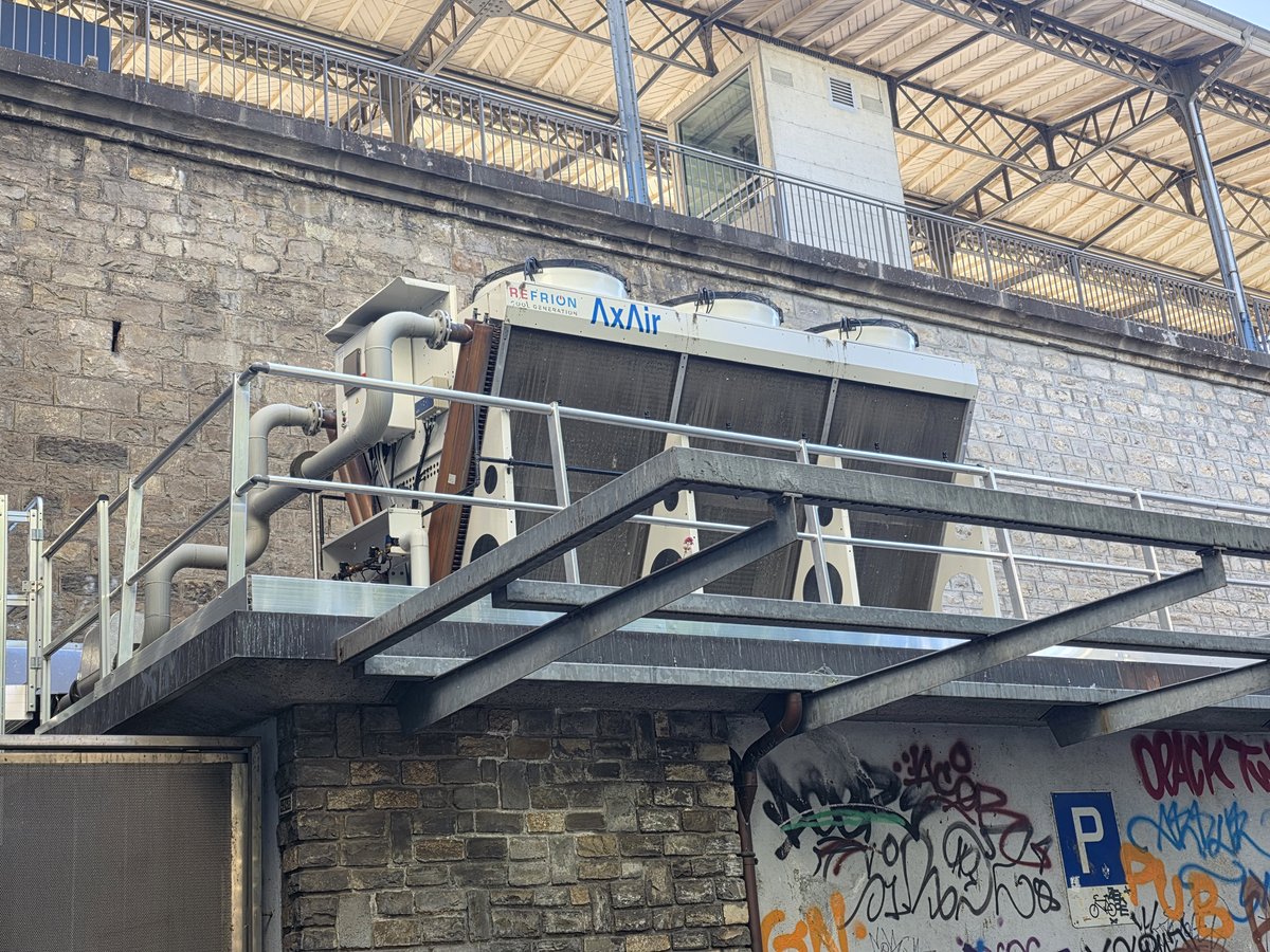 L'eau glacée du bâtiment est produite ici, sur la plateforme technique, puis distribuée à tous les étages : son régime de température s'impose à chaque appareil raccordé.
