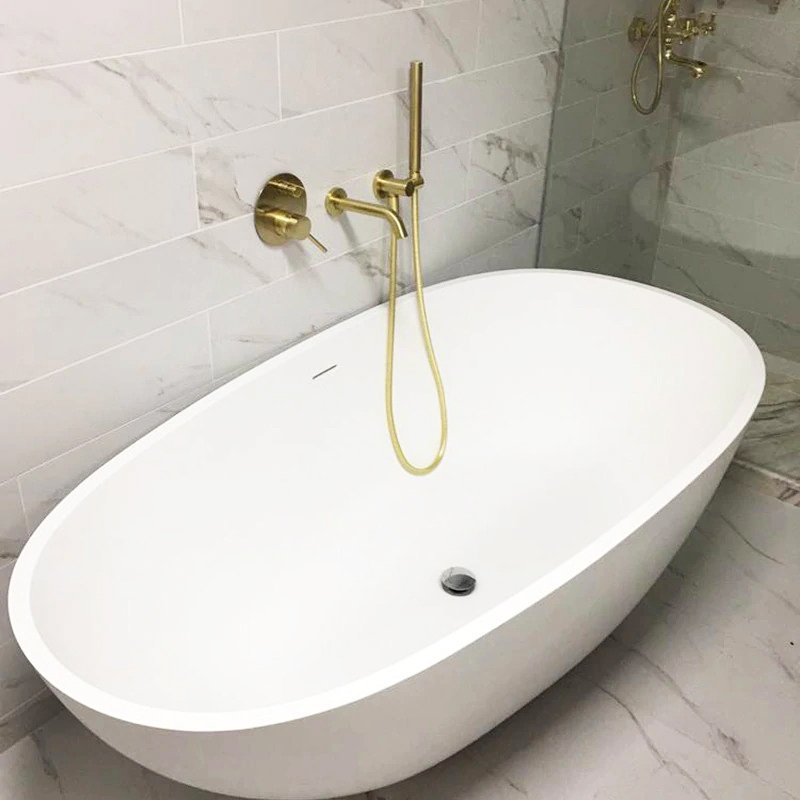La baignoire choisie par le client : le modèle se valide avec les cotes d'évacuation réelles, pas seulement sur photo.