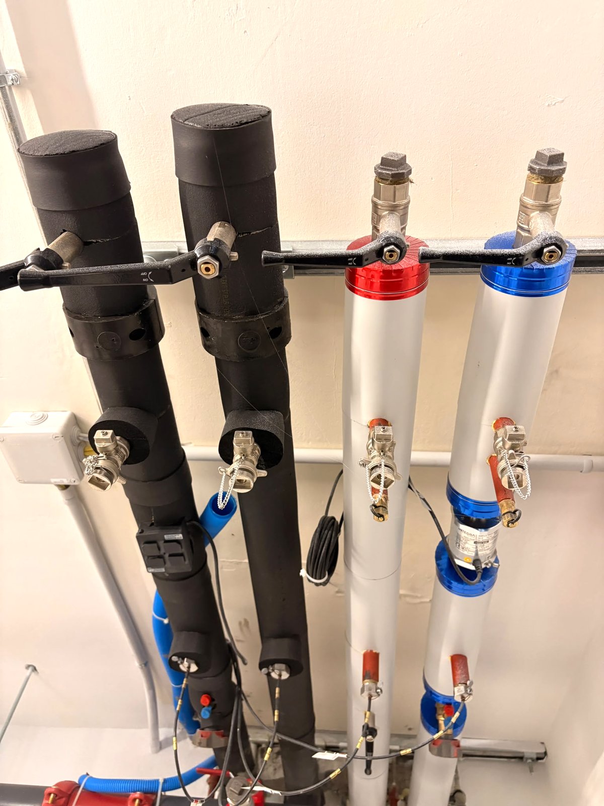 Aéroréfroidisseur à trois ventilateurs sur sa plateforme technique, produisant l'eau glacée distribuée dans un bâtiment tertiaire