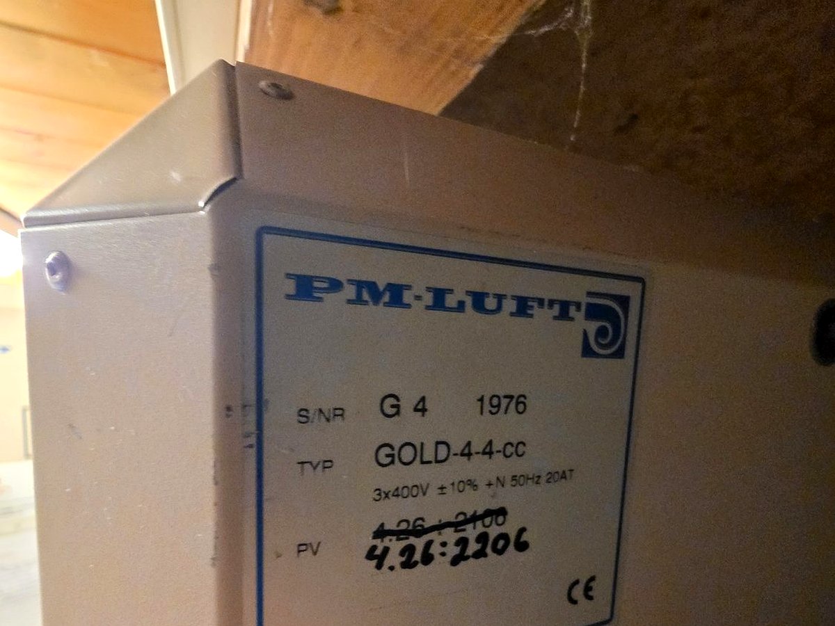 La plaque constructeur : type et numéro de série, les deux seules informations que le fabricant demandera. Attention à ne pas lire le numéro de série comme une année — ici, la machine a été datée de 1999 par les codes de fabrication de ses composants.