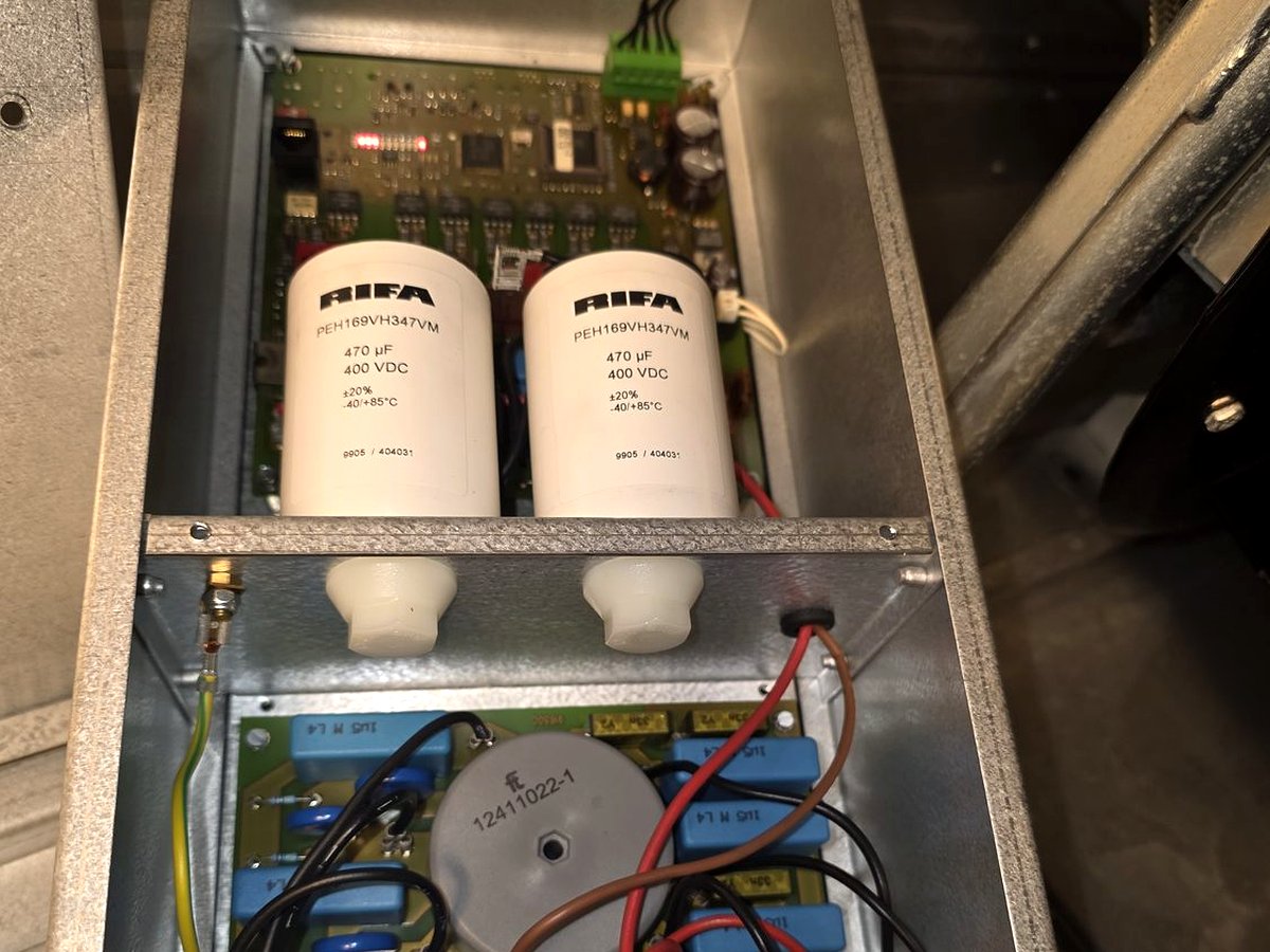 L’intérieur d’un variateur de fréquence d’origine : deux condensateurs de bus de 470 µF. Après vingt-cinq ans, leur filtrage se dégrade — et l’alimentation basse tension finit par sortir de ses seuils.