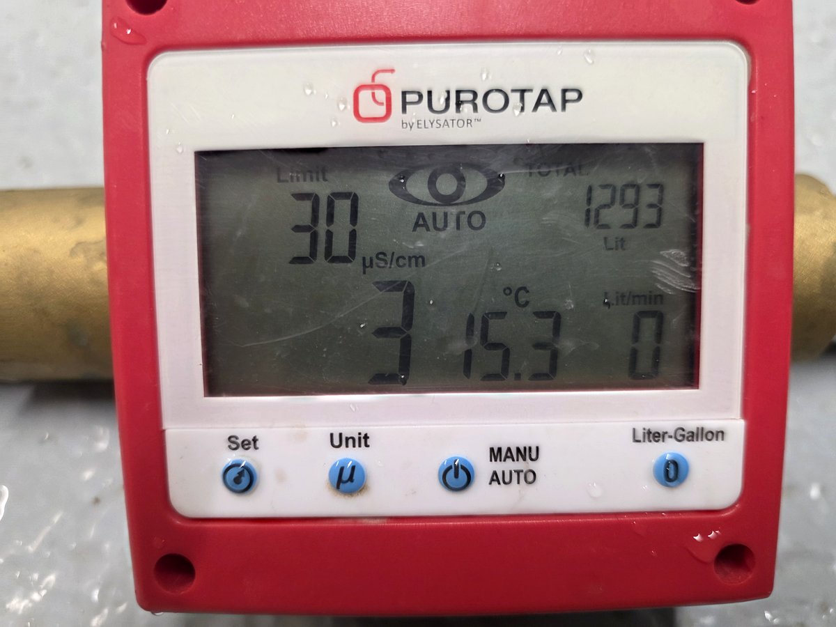 Le totalisateur en fin de remplissage : 1293 litres, et 3 µS/cm en sortie de cartouche. Le volume du réseau se connaît ce jour-là ou jamais.