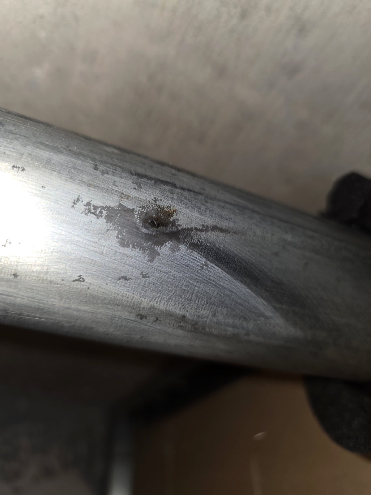 Le même tube une fois nettoyé : la piqûre est ponctuelle et le métal autour est sain. C’est la signature d’une corrosion localisée, pas d’un tube en fin de vie.