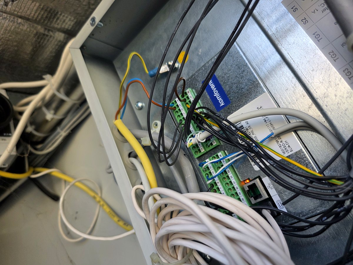 Les entrées de commande externe d’une régulation de ventilation, câblées vers le tableau du bâtiment. Ce qui arrive par ces bornes ne se lit pas sur l’écran de la machine.