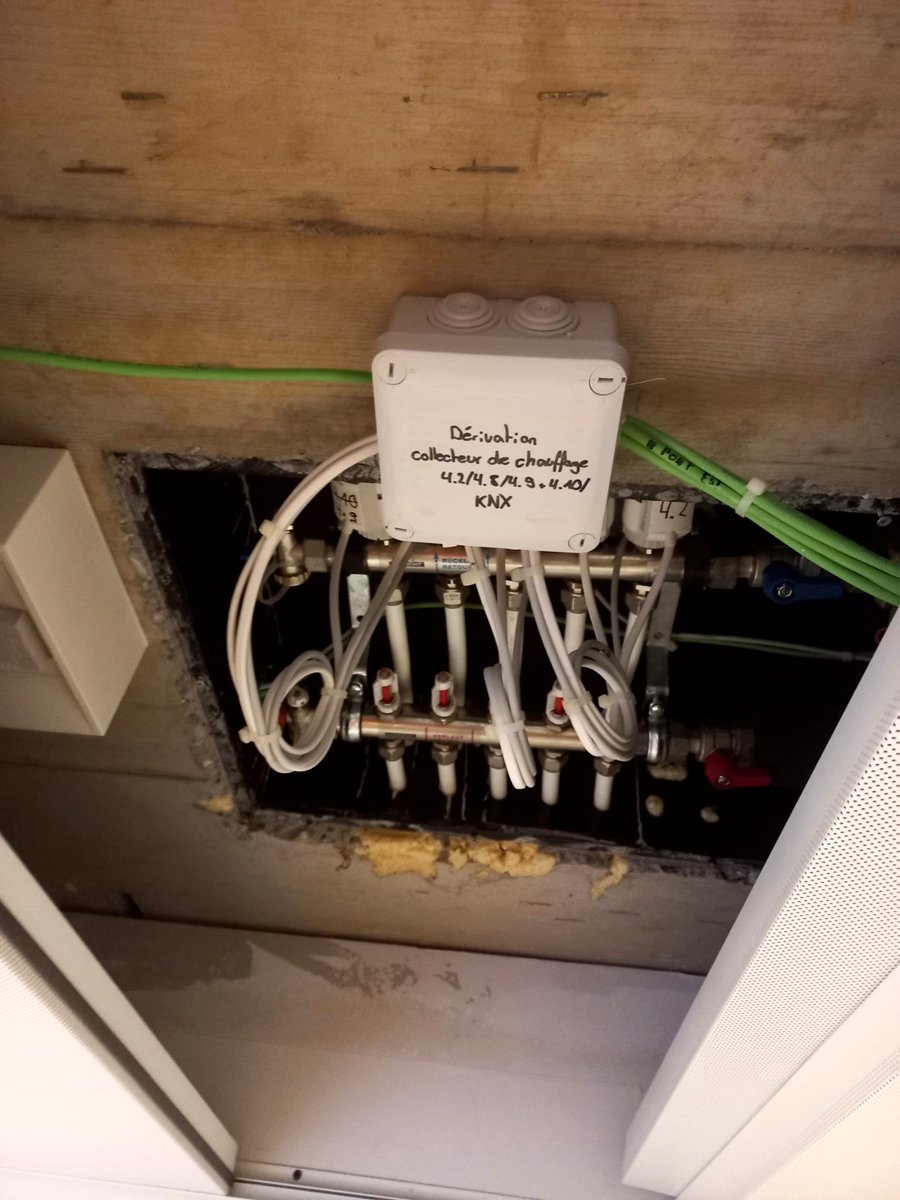Un collecteur caché au-dessus d’un faux plafond de couloir. Sur un grand bâtiment, le temps part à les trouver bien plus qu’à les purger.