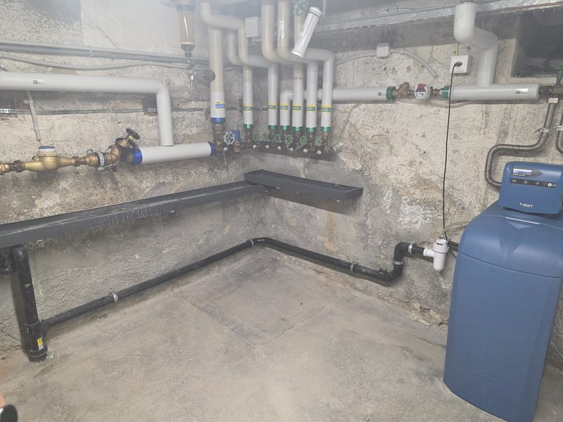 Cave technique : adoucisseur d'eau, nourrice de distribution sanitaire et compteur