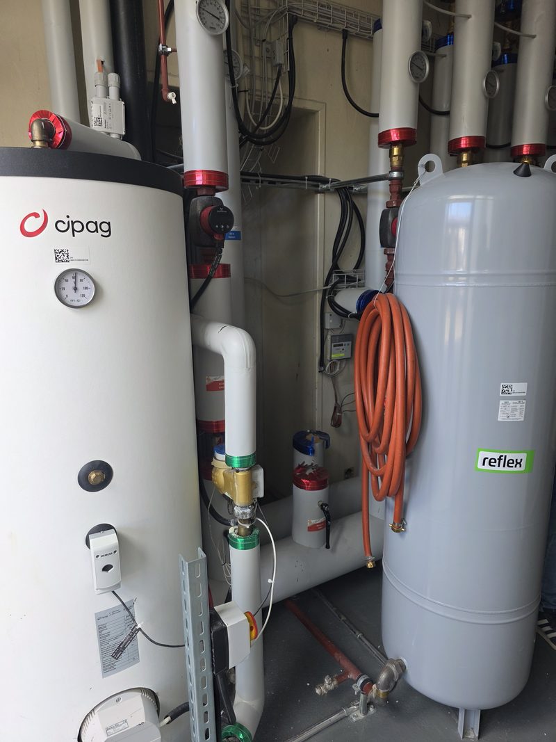Ballon d'eau chaude sanitaire et vase d'expansion, tuyauterie calorifugée d'un local technique