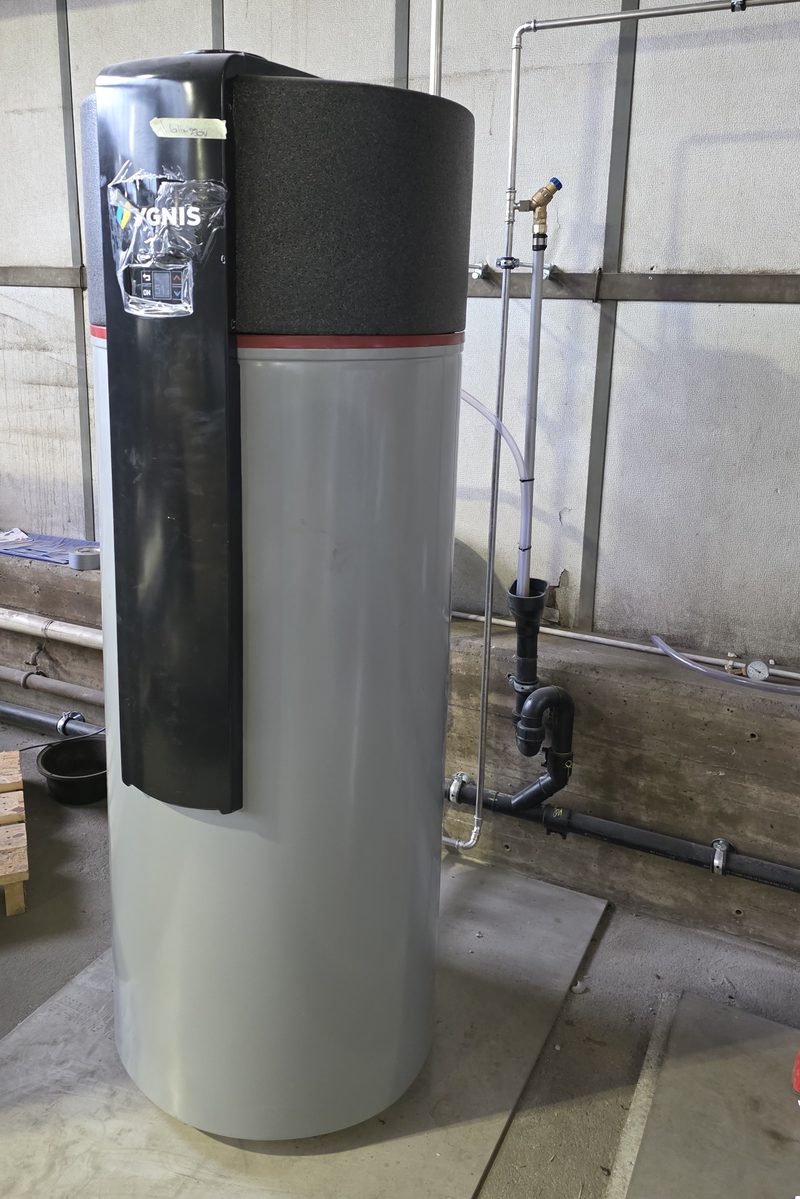 Chauffe-eau thermodynamique neuf raccordé dans une halle