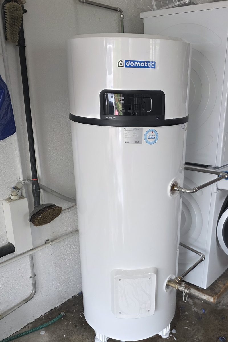 Chauffe-eau neuf raccordé dans une buanderie