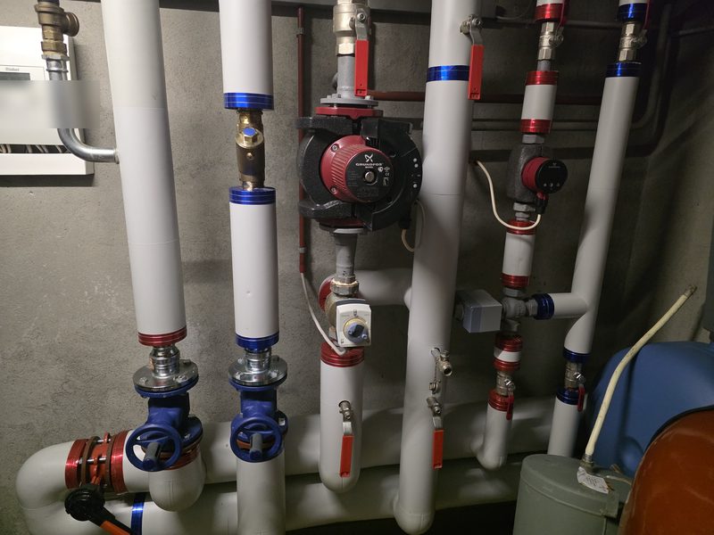 Groupes de circulation d'une chaufferie avec vannes de départ et de retour, régulation au mur