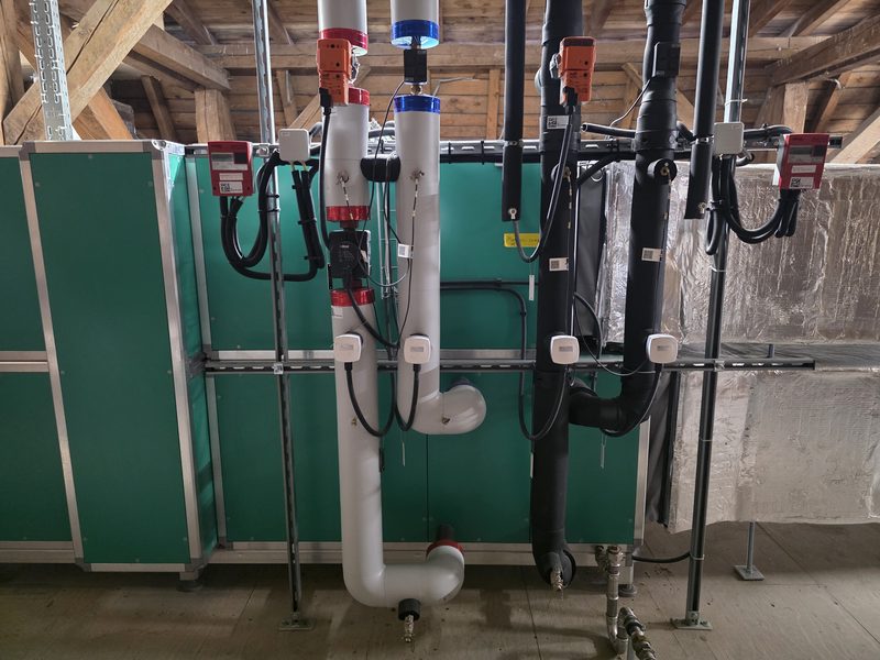 Monobloc de ventilation double flux installé en combles, vannes motorisées et charpente
