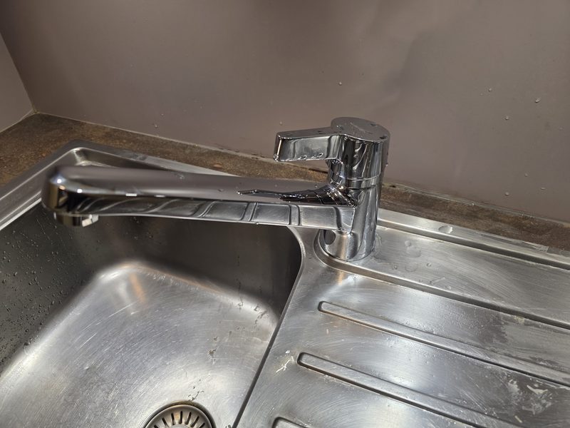 Mitigeur de cuisine neuf sur un évier en inox