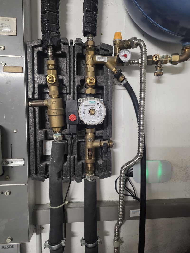 Station solaire thermique : pompe, vase d'expansion et manomètre dans leur isolation