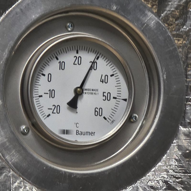 Thermomètre sur une gaine de ventilation calorifugée